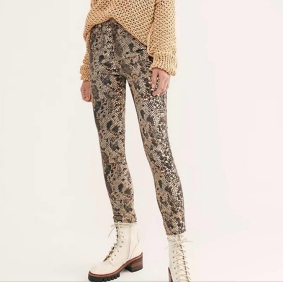 WE THE FREE NWT size 24 Jeggings in Two Faced Snakeskin print - Picture 1 of 5